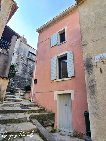 Au cœur du village du Revest-les-Eaux, au calme