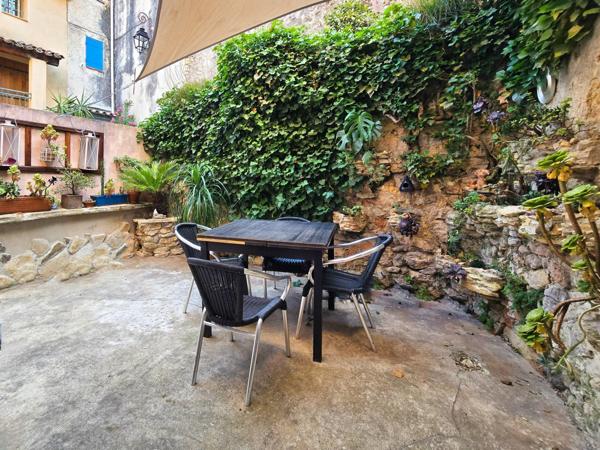 Au cœur du village du Revest-les-Eaux, au calme