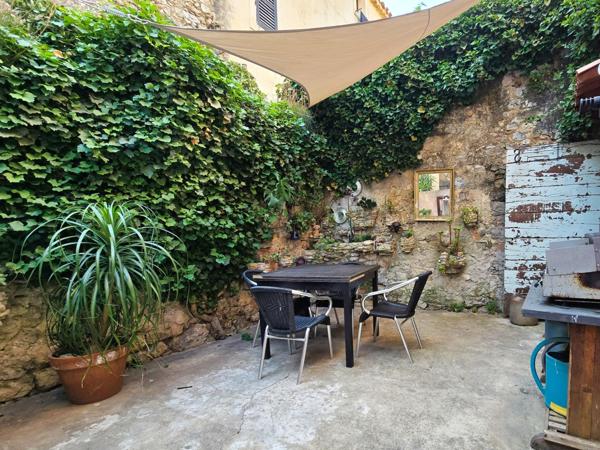 Au cœur du village du Revest-les-Eaux, au calme