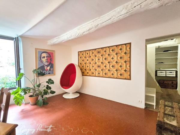 Au cœur du village du Revest-les-Eaux, au calme