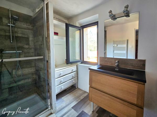 Au cœur du village du Revest-les-Eaux, au calme