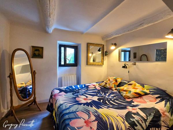 Au cœur du village du Revest-les-Eaux, au calme