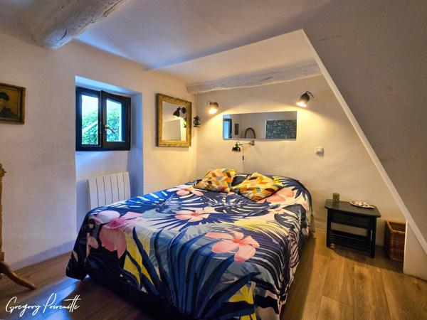 Au cœur du village du Revest-les-Eaux, au calme