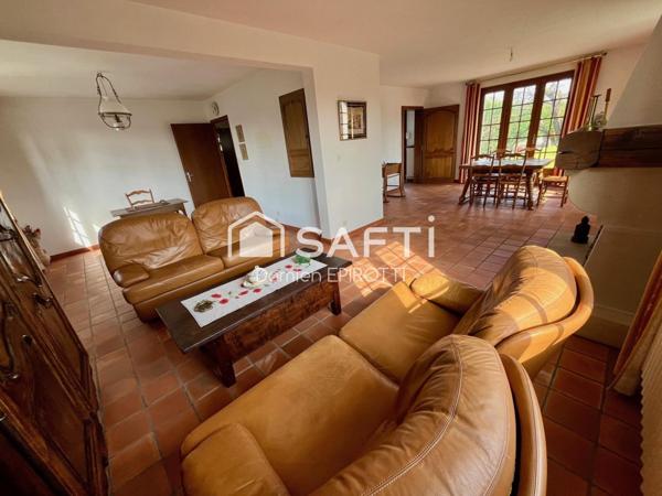 Belle maison de Type 4 sur 726 m2 de terrain dans quartier calme.