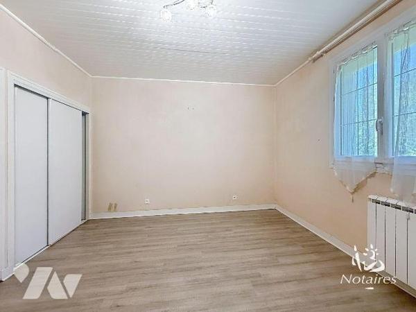 Située en fond d'impasse, dans un environnement calme, verdoyant et résidentiel, maison de plai...