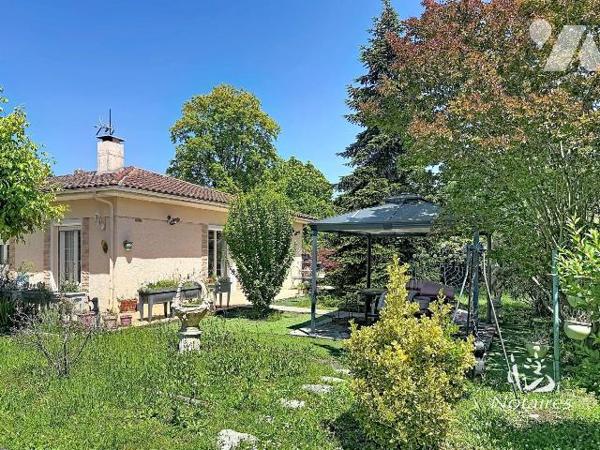 Située en fond d'impasse, dans un environnement calme, verdoyant et résidentiel, maison de plai...