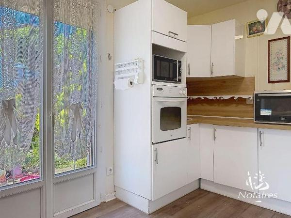 Située en fond d'impasse, dans un environnement calme, verdoyant et résidentiel, maison de plai...