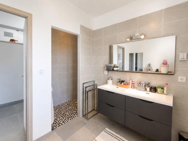 Villa
                                                                                                                                                                                                                                                                                                                        6 pièce(s)                                                                                                                                                                                                          4 chambre(s)                                                                                                                                                                                                          175  m²