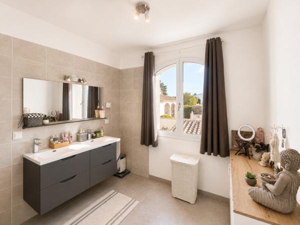 Villa
                                                                                                                                                                                                                                                                                                                        6 pièce(s)                                                                                                                                                                                                          4 chambre(s)                                                                                                                                                                                                          175  m²