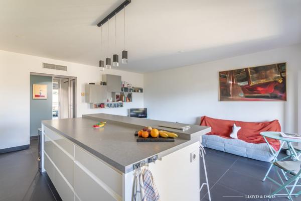 PARC BORELY- Marseille 8ème- T3 avec terrasse et stationnement dans une résidence de standing sécurisée.