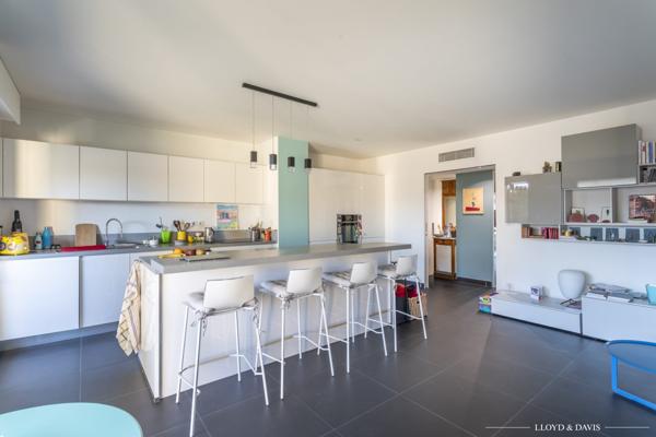 PARC BORELY- Marseille 8ème- T3 avec terrasse et stationnement dans une résidence de standing sécurisée.