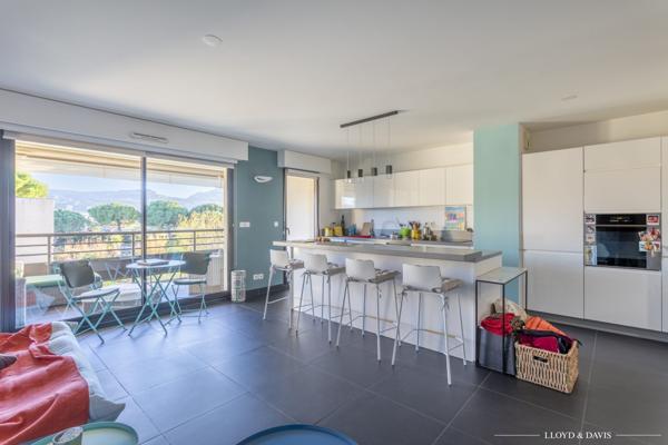 PARC BORELY- Marseille 8ème- T3 avec terrasse et stationnement dans une résidence de standing sécurisée.