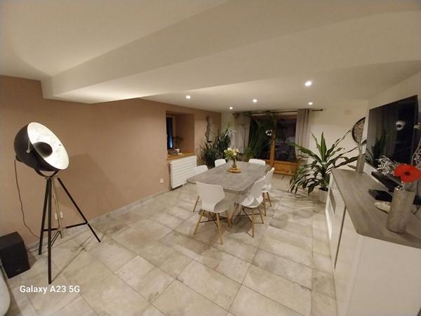 À Vendre Maison Divisible en 3 Logements