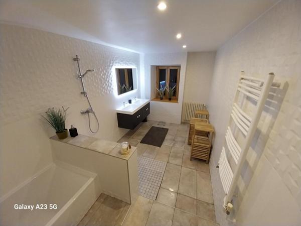 À Vendre Maison Divisible en 3 Logements