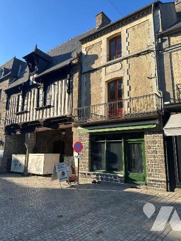 Un immeuble à usage d'habitation et de commerce, comprenant : 
- Au sous-sol : cave ; 
- Au r...