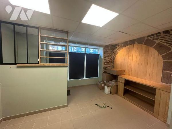 Un immeuble à usage d'habitation et de commerce, comprenant : 
- Au sous-sol : cave ; 
- Au r...