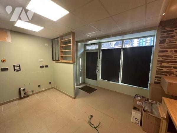 Un immeuble à usage d'habitation et de commerce, comprenant : 
- Au sous-sol : cave ; 
- Au r...