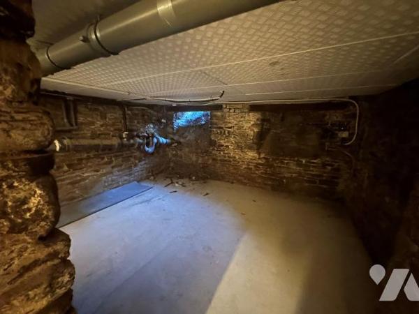 Un immeuble à usage d'habitation et de commerce, comprenant : 
- Au sous-sol : cave ; 
- Au r...