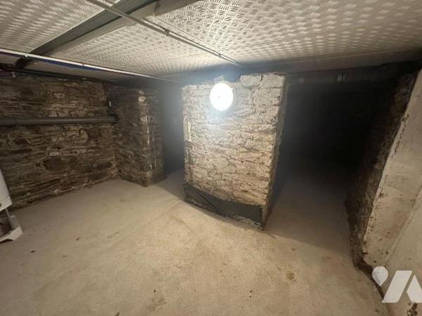 Un immeuble à usage d'habitation et de commerce, comprenant : 
- Au sous-sol : cave ; 
- Au r...