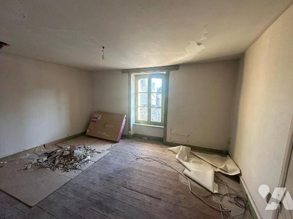 Un immeuble à usage d'habitation et de commerce, comprenant : 
- Au sous-sol : cave ; 
- Au r...