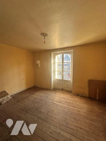 Un immeuble à usage d'habitation et de commerce, comprenant : 
- Au sous-sol : cave ; 
- Au r...