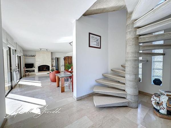 Beaucaire villa  6 pièces 179m² avec garage et piscine et terrain  constructible de 1270m²