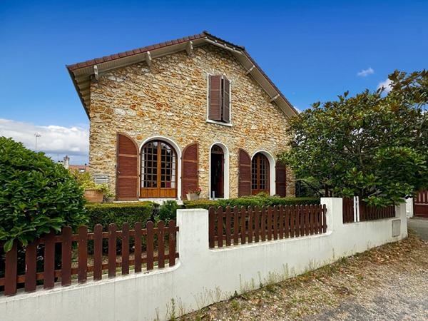 Charmante meulière avec dépendances