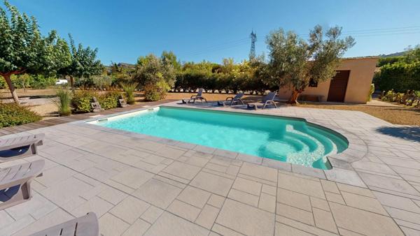 DOMAINE SUR 4.000 m² / DEUX HABITATIONS DE PLAIN-PIED / PISCINE