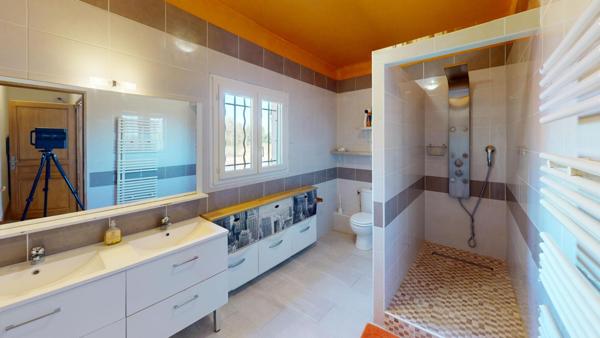 DOMAINE SUR 4.000 m² / DEUX HABITATIONS DE PLAIN-PIED / PISCINE