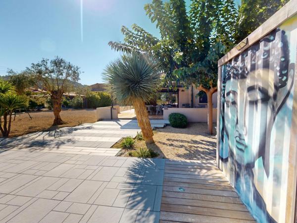 DOMAINE SUR 4.000 m² / DEUX HABITATIONS DE PLAIN-PIED / PISCINE