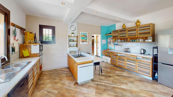 DOMAINE SUR 4.000 m² / DEUX HABITATIONS DE PLAIN-PIED / PISCINE