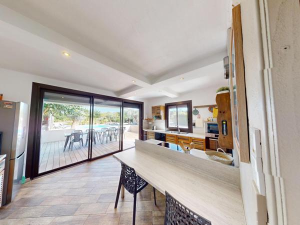 DOMAINE SUR 4.000 m² / DEUX HABITATIONS DE PLAIN-PIED / PISCINE