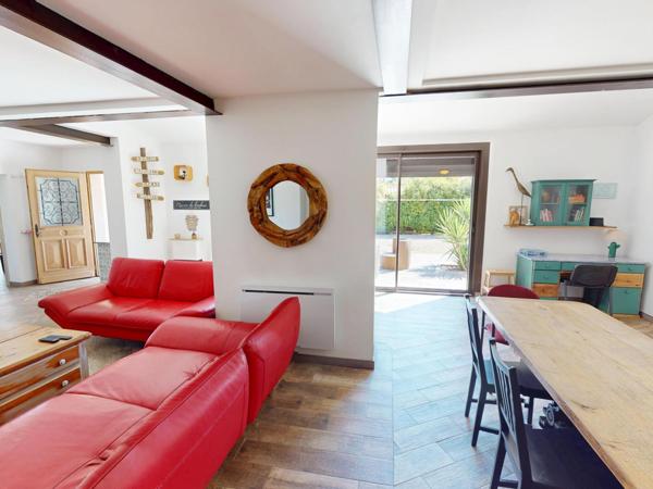 DOMAINE SUR 4.000 m² / DEUX HABITATIONS DE PLAIN-PIED / PISCINE