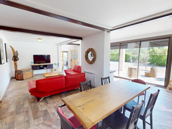 DOMAINE SUR 4.000 m² / DEUX HABITATIONS DE PLAIN-PIED / PISCINE