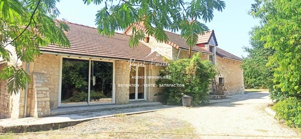 Vue sur la piscine avec la terrasse et sur la campagne