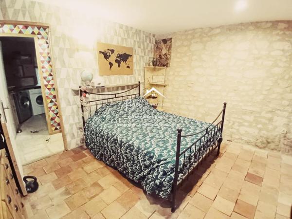 Vue sur la piscine avec la terrasse et sur la campagne