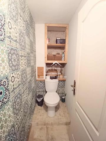 Vue sur la piscine avec la terrasse et sur la campagne