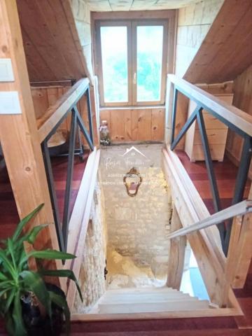 Vue sur la piscine avec la terrasse et sur la campagne