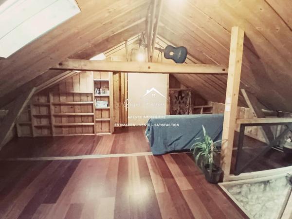 Vue sur la piscine avec la terrasse et sur la campagne