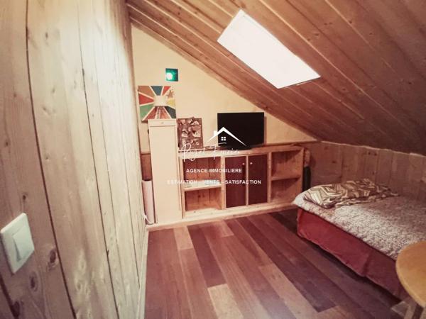 Vue sur la piscine avec la terrasse et sur la campagne