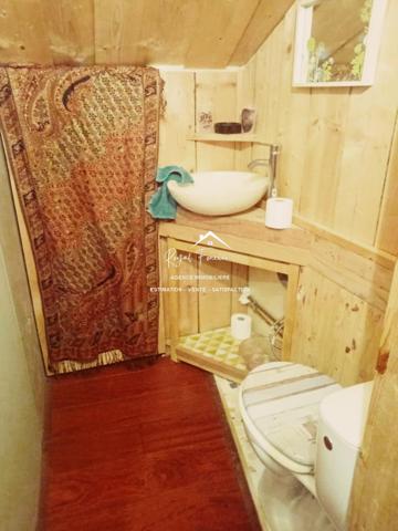 Vue sur la piscine avec la terrasse et sur la campagne