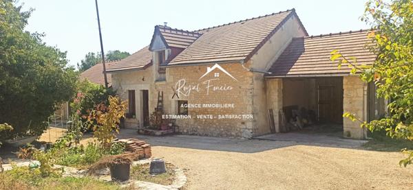 Vue sur la piscine avec la terrasse et sur la campagne