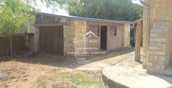 Vue sur la piscine avec la terrasse et sur la campagne