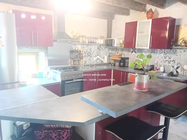 Vue sur la piscine avec la terrasse et sur la campagne