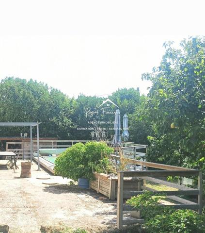 Vue sur la piscine avec la terrasse et sur la campagne