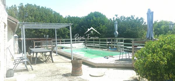 Vue sur la piscine avec la terrasse et sur la campagne