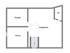 Vue sur la piscine avec la terrasse et sur la campagne