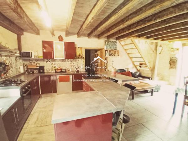 Vue sur la piscine avec la terrasse et sur la campagne