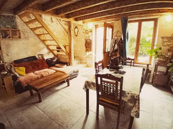 Vue sur la piscine avec la terrasse et sur la campagne