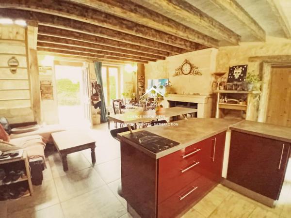 Vue sur la piscine avec la terrasse et sur la campagne